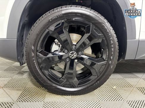 Used 2025 Volkswagen Taos SEL AWD/4WD image 28