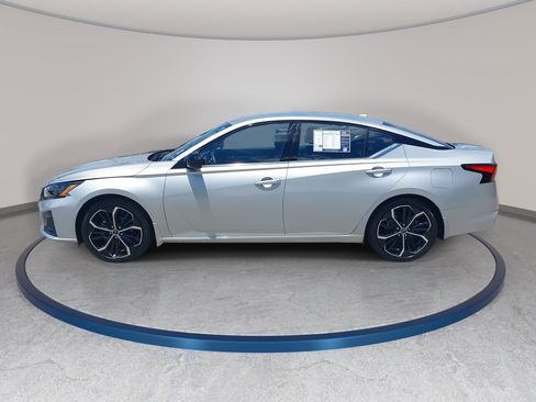Used 2024 Nissan Altima 2.5 SR FWD image 8