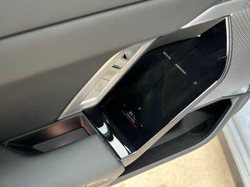 Used 2025 BMW 760i xDrive w/ Premium Package image 18