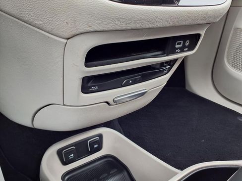 Used 2019 Chrysler Pacifica Limited image 17