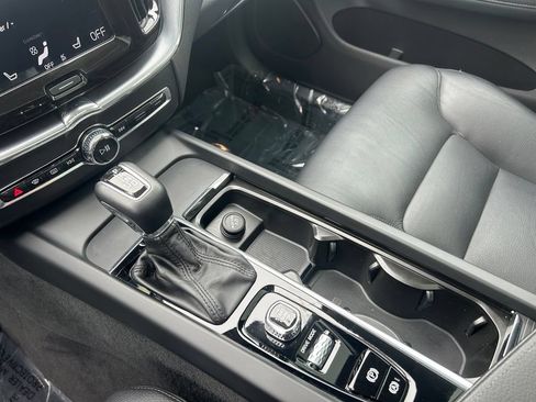 Used 2019 Volvo XC60 T6 Momentum w/ Multimedia Package AWD/4WD image 13