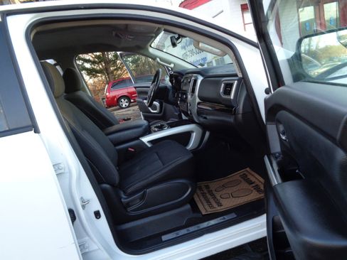 Used 2018 Nissan Titan SV w/ SV Convenience Package image 16