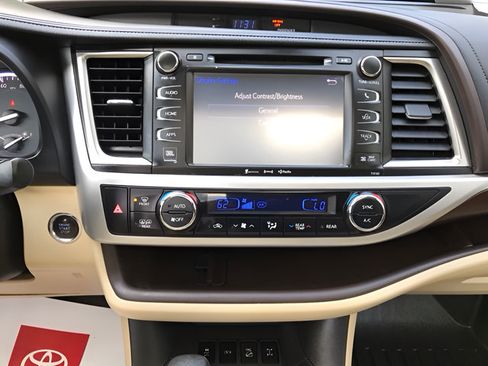 Used 2016 Toyota Highlander Limited Platinum AWD/4WD image 18