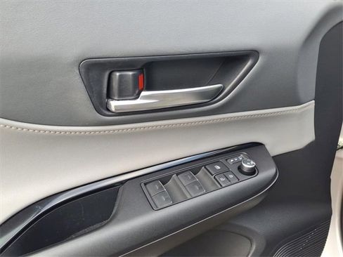 Used 2023 Toyota Venza LE image 7