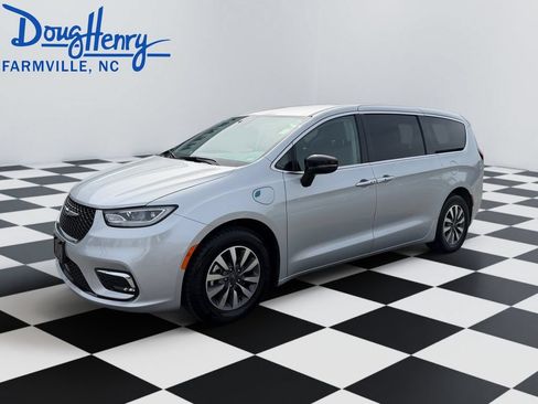 Used 2024 Chrysler Pacifica Limited FWD image 1