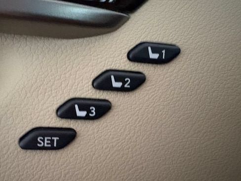 Used 2016 Lexus ES 350 w/ Luxury Package w/Wood Trim FWD image 9