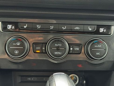 Used 2021 Volkswagen Tiguan SE image 37