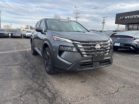 Used 2024 Nissan Rogue SV image 3