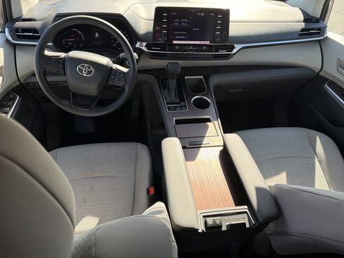 Certified 2024 Toyota Sienna LE image 4
