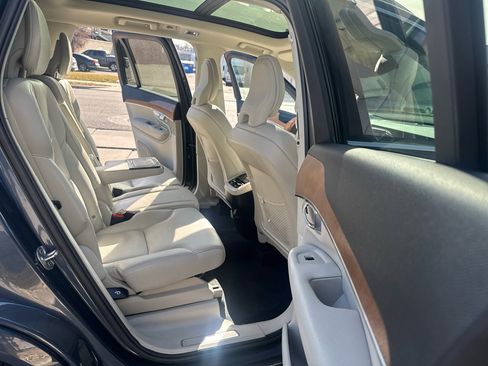 Used 2022 Volvo XC90 T6 Momentum w/ Advanced Package image 23