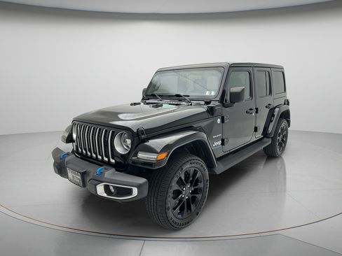 Used 2023 Jeep Wrangler Unlimited Sahara w/ Cold Weather Group AWD/4WD image 6