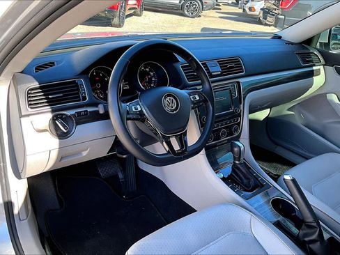 Used 2018 Volkswagen Passat 2.0T SE image 17