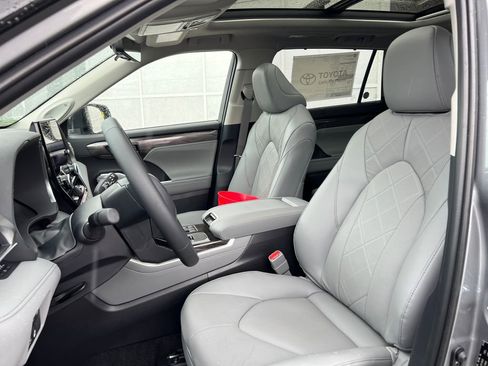New 2026 Toyota Highlander Platinum image 19