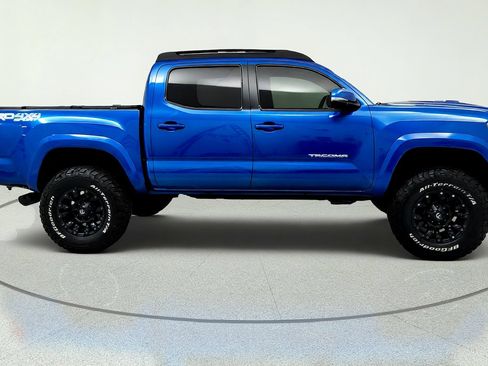 Used 2017 Toyota Tacoma TRD Sport AWD/4WD image 6