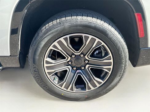 Used 2022 Jeep Wagoneer Series III image 32