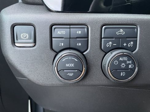 Used 2024 Chevrolet Silverado 1500 LT Trail Boss w/ Convenience Package II image 28