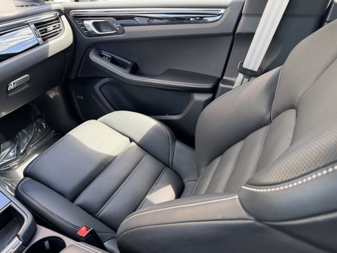 Certified 2025 Porsche Macan Turbo image 4