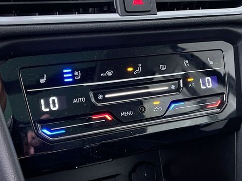 Used 2025 Volkswagen Taos SEL image 19