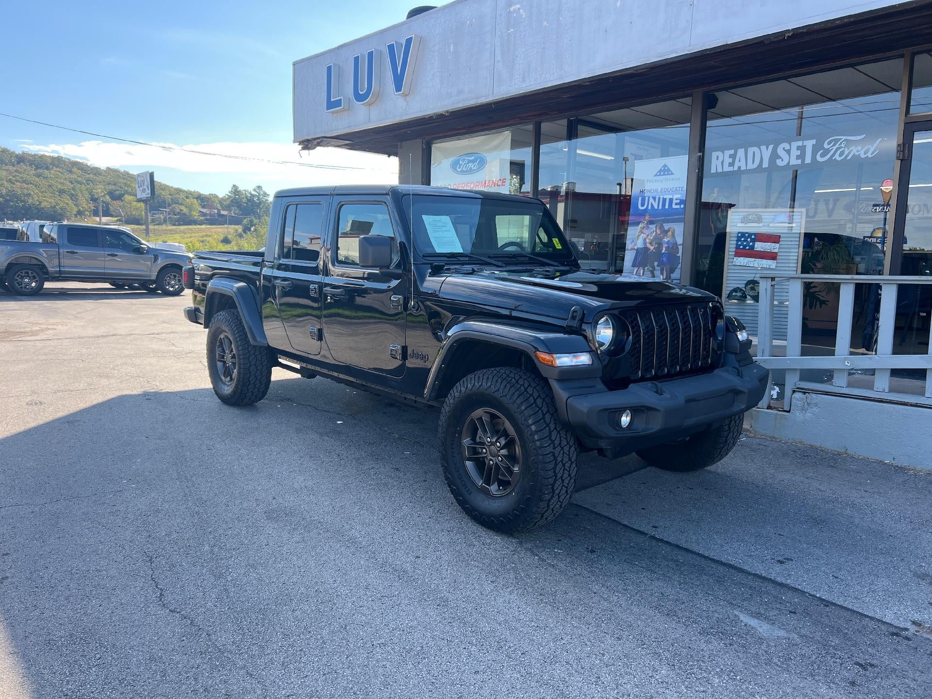 Used 2022 Jeep Gladiator Sport AWD/4WD image 1