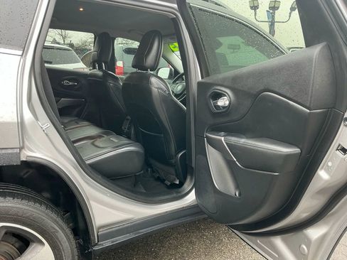 Used 2019 Jeep Cherokee Limited image 11