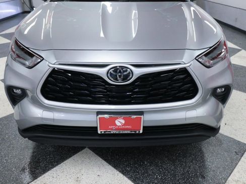Used 2022 Toyota Highlander XLE FWD image 4
