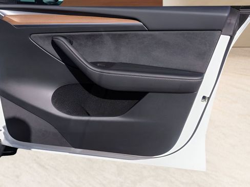 Used 2023 Tesla Model Y Performance image 25