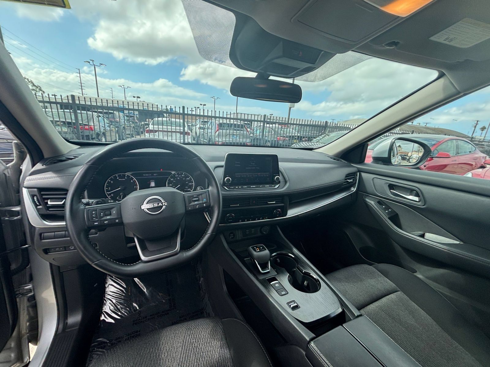 Used 2025 Nissan Rogue SV FWD image 32