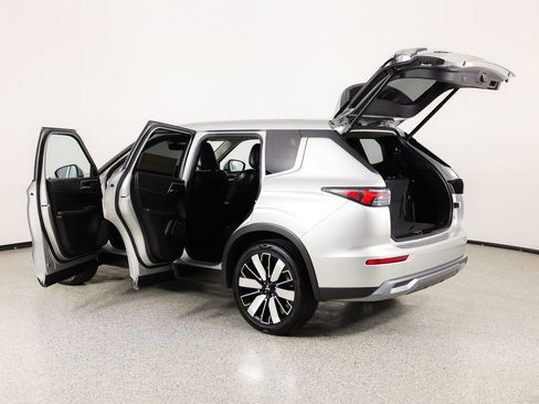 Used 2025 Mitsubishi Outlander SE image 13