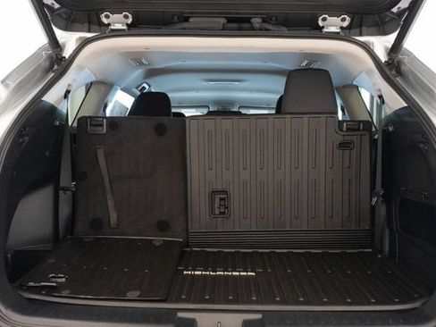 Used 2023 Toyota Highlander LE FWD image 13