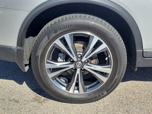 Used 2018 Nissan Rogue SL w/ Premium Package image 12