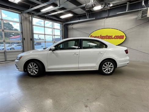 Used 2016 Volkswagen Jetta SE FWD image 2