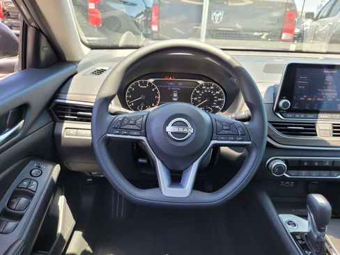 Used 2025 Nissan Altima 2.5 SV FWD image 17