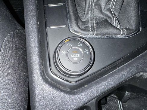 Used 2022 Volkswagen Tiguan SE image 27