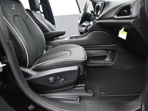 New 2025 Chrysler Pacifica Limited image 18