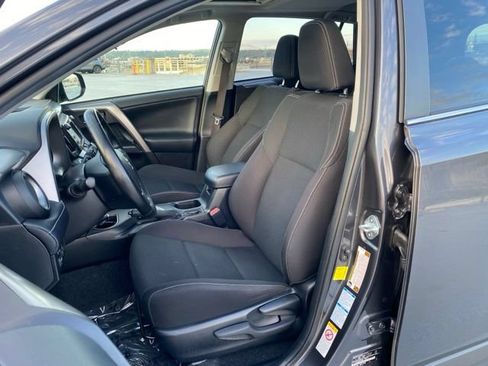 Used 2017 Toyota RAV4 XLE AWD/4WD image 17
