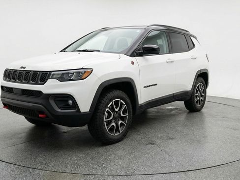 Used 2025 Jeep Compass Trailhawk AWD/4WD image 3