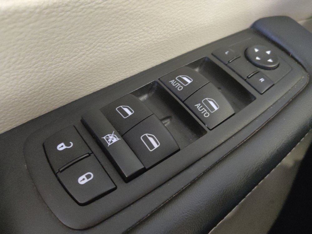 Used 2023 Chrysler Pacifica Touring-L FWD image 27