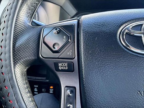 Used 2018 Toyota Tacoma TRD Off-Road image 9