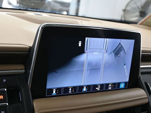 Used 2021 Chevrolet Tahoe Premier w/ Premium Package image 21