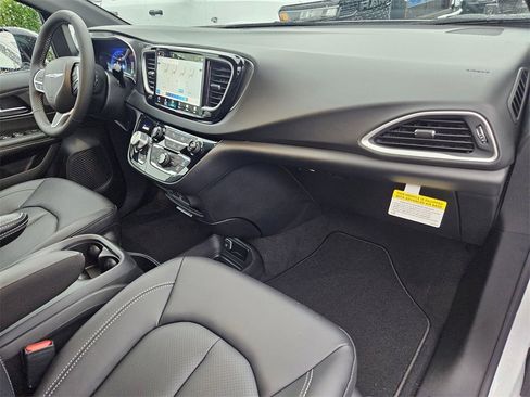 New 2026 Chrysler Voyager LX image 37