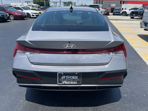 Used 2025 Hyundai Elantra Hybrid FWD image 8
