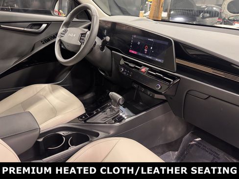 Used 2023 Kia Niro EX image 4