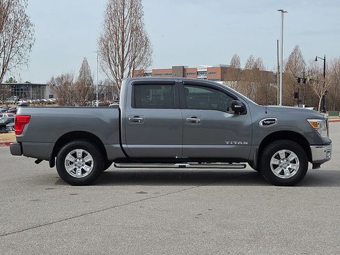 Used 2017 Nissan Titan SV image 6