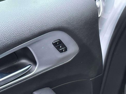 Used 2024 Chrysler Pacifica Limited image 16