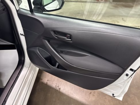 Used 2025 Toyota Corolla LE FWD image 34