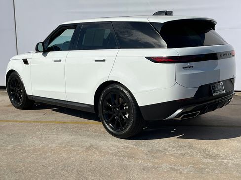 Used 2025 Land Rover Range Rover Sport SE image 3