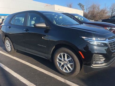 Used 2023 Chevrolet Equinox LS image 2