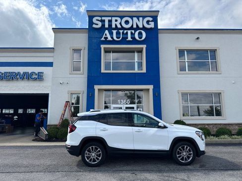 Used 2024 GMC Terrain SLT AWD/4WD image 17