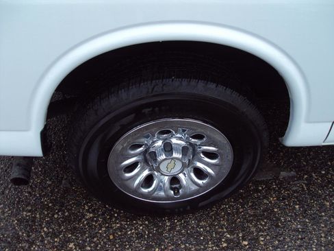 Used 2013 Chevrolet Express 1500 AWD image 28