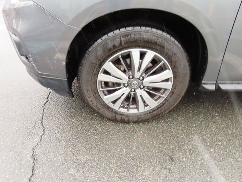 Used 2019 Nissan Pathfinder SV image 11